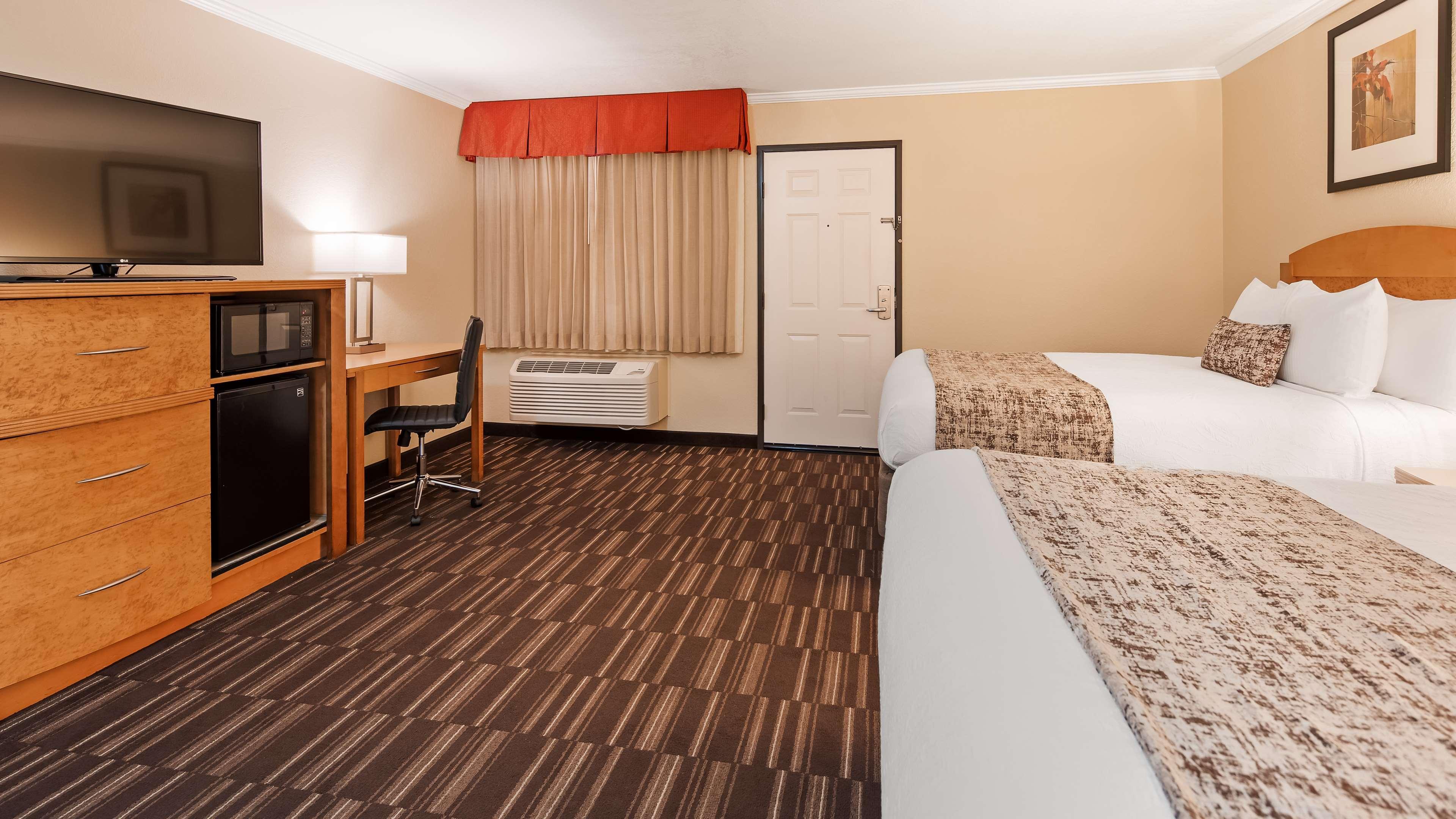 Western Airport & Convention Center Hotel 3*