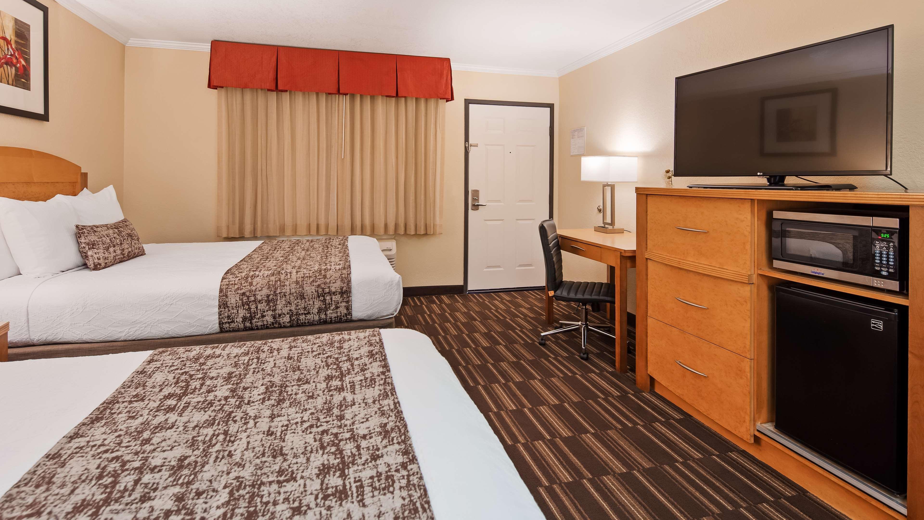 Hotel Western Airport & Convention Center 3*