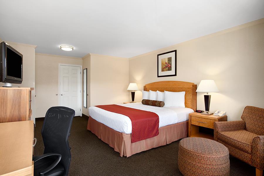 Hotel Western Airport & Convention Center 3*