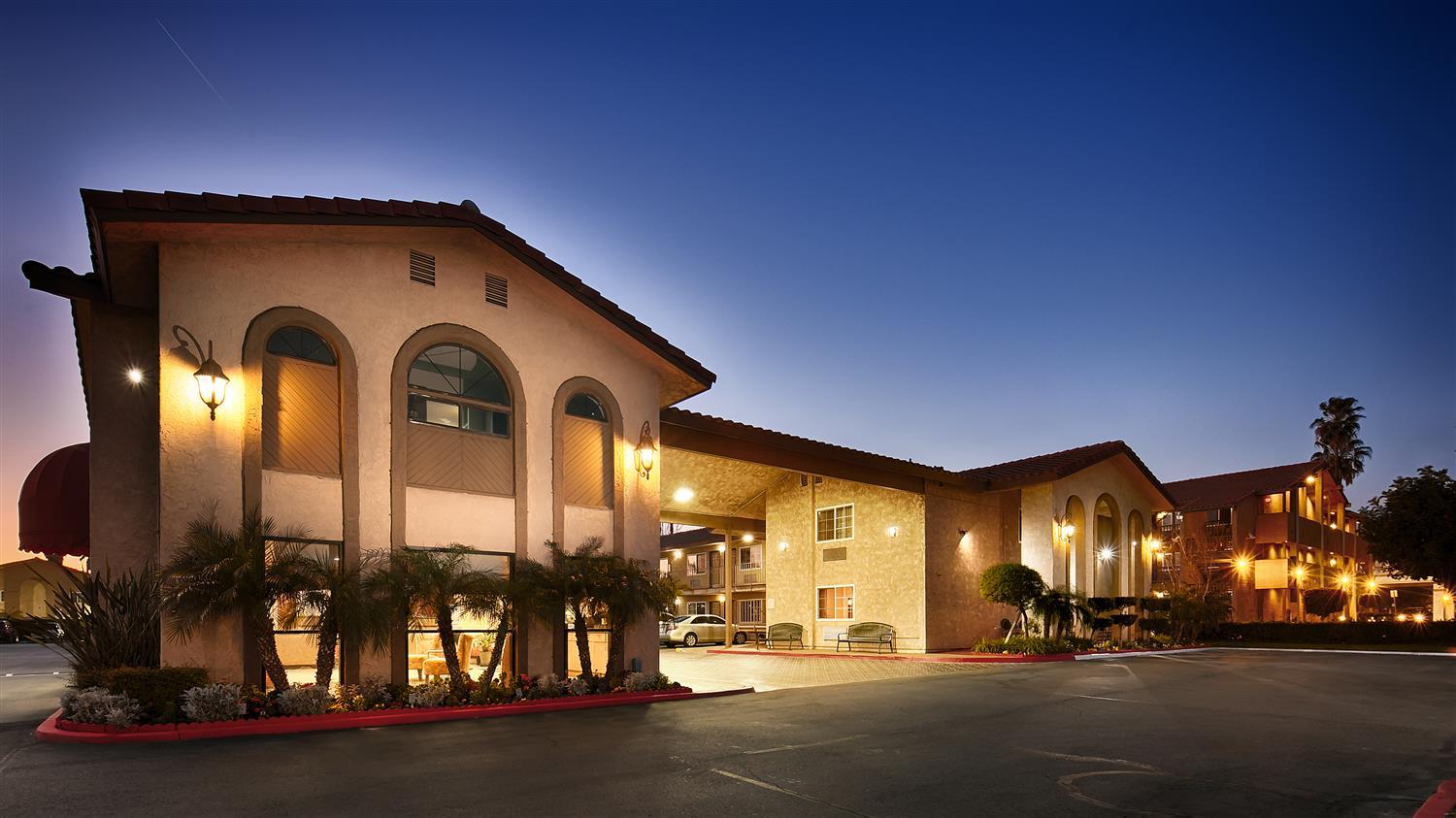 Western Airport & Convention Center 3*