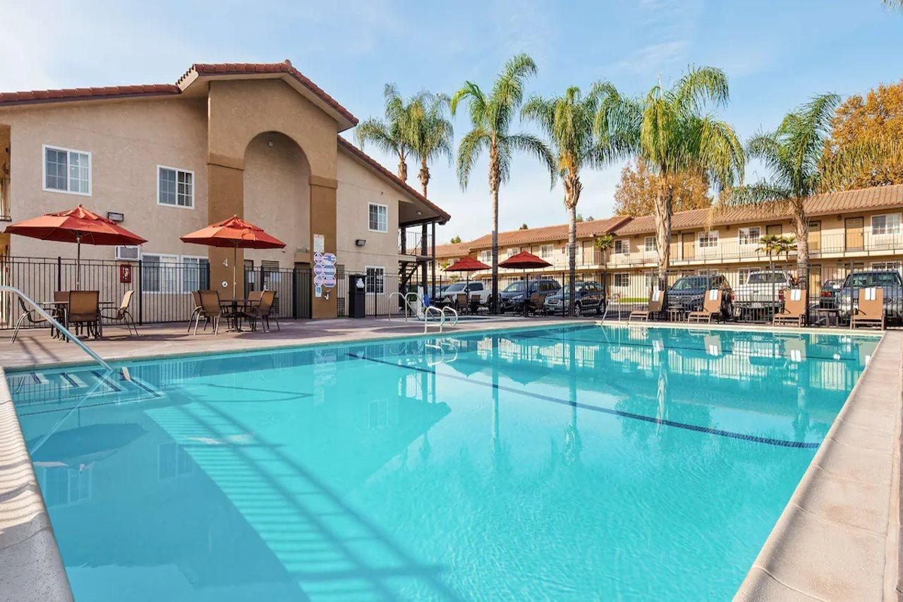 Western Airport & Convention Center Hotel 3*