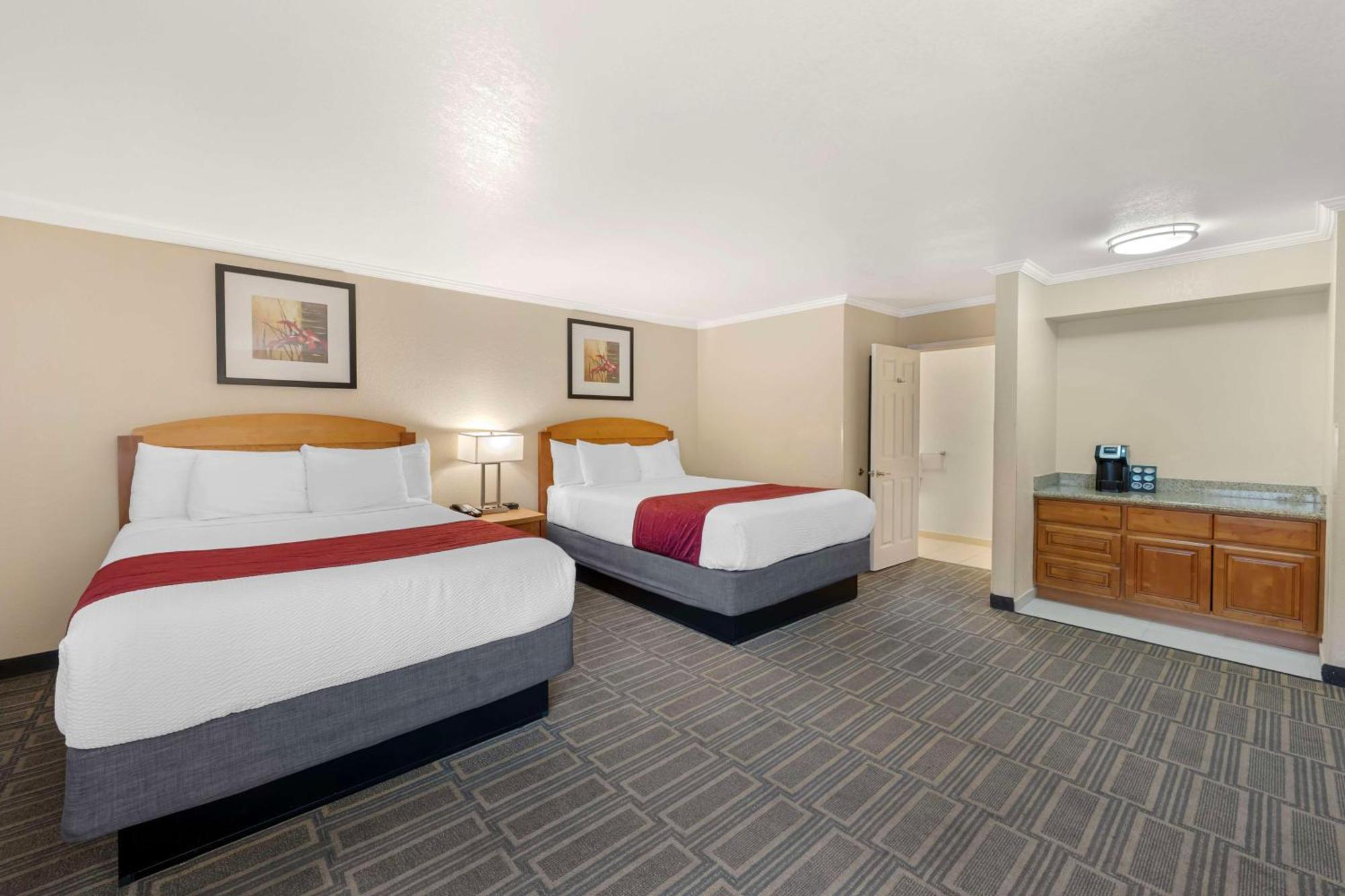 Hotel Western Airport & Convention Center