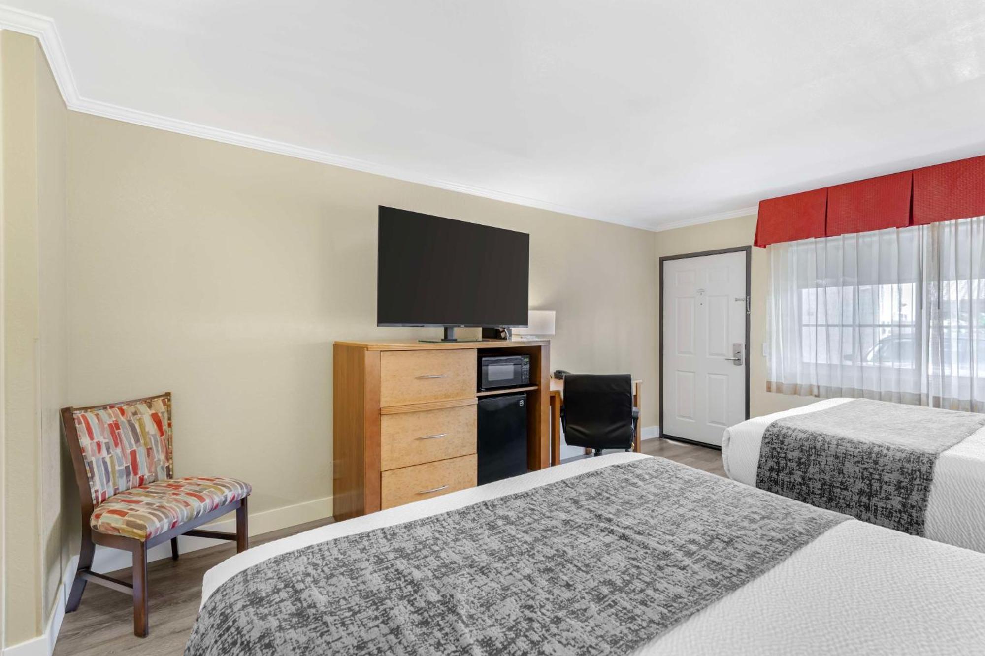 Western Airport & Convention Center 3*