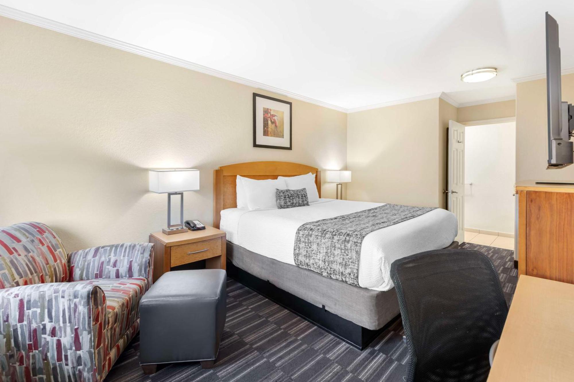 Western Airport & Convention Center Hotel 3*