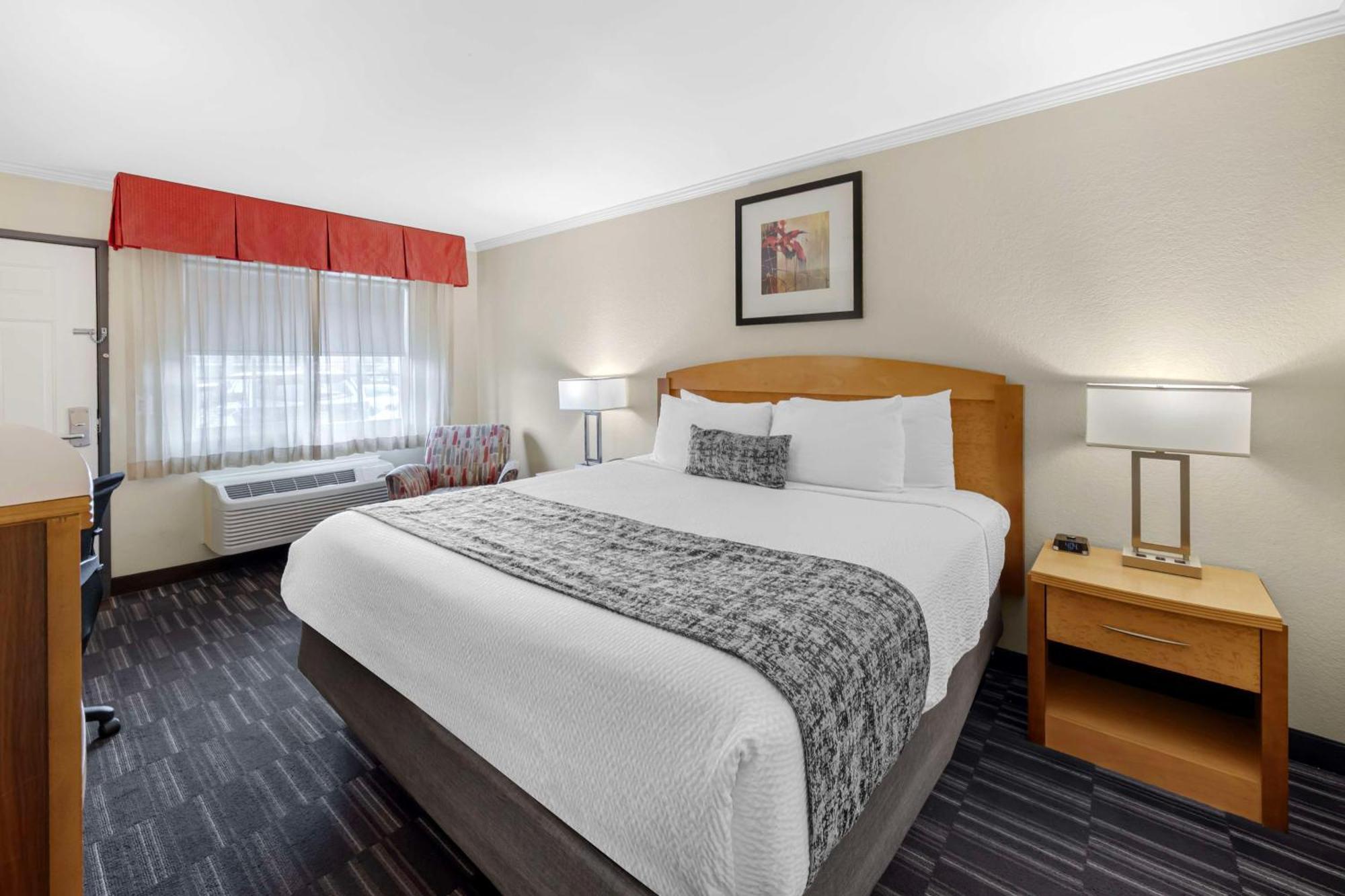 Hotel Western Airport & Convention Center 3*