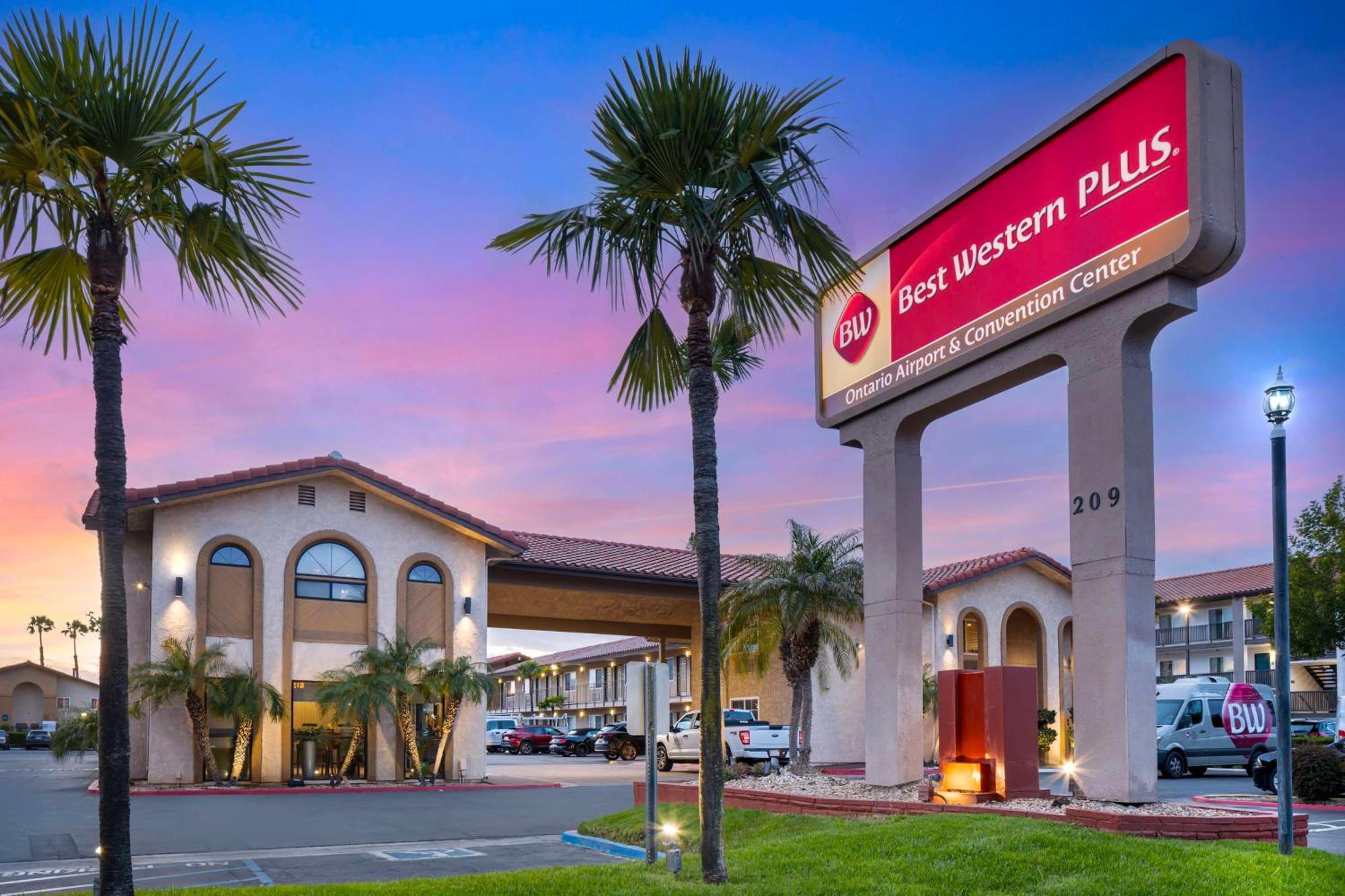 Western Airport & Convention Center Hotel