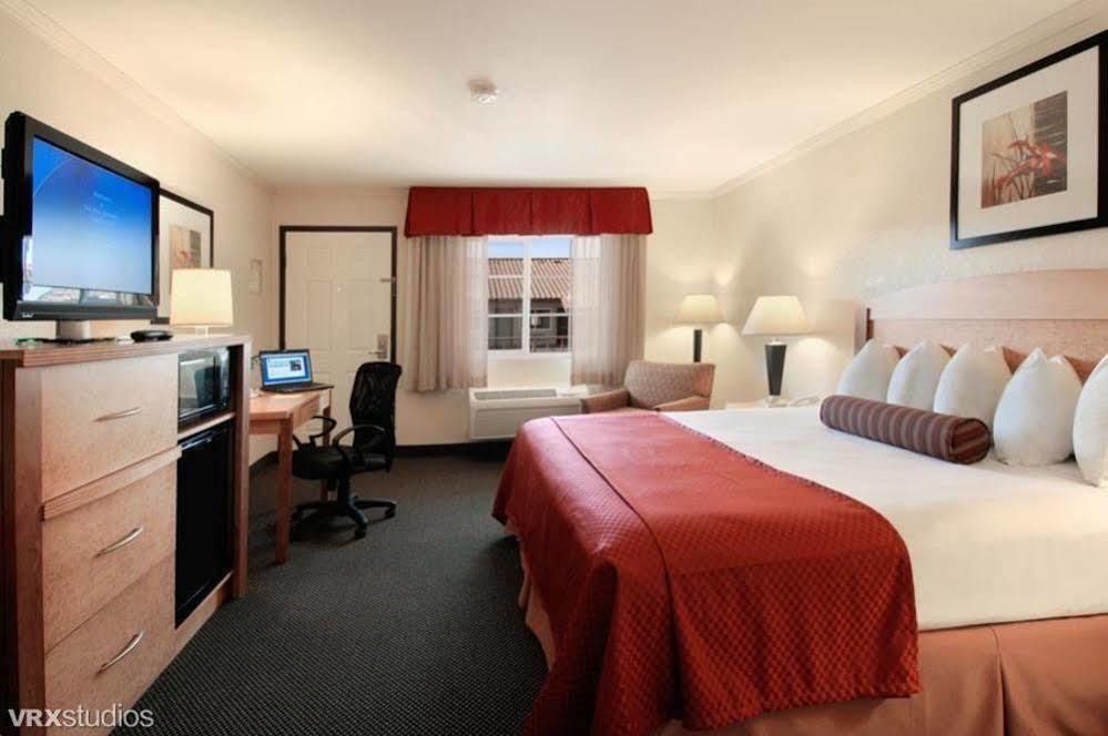 Western Airport & Convention Center Hotel 3*