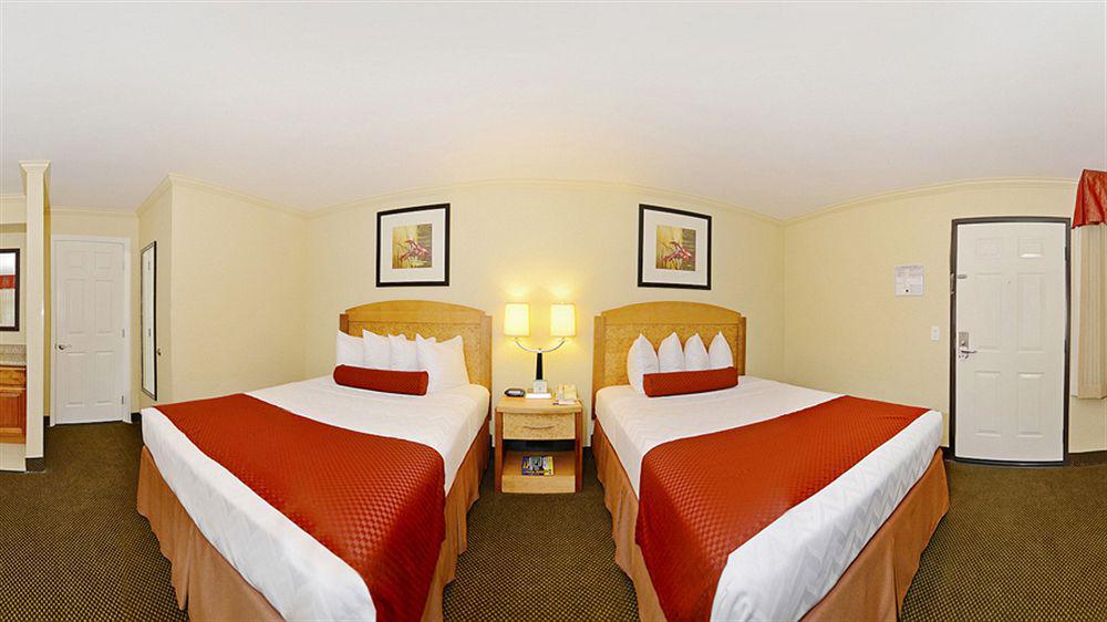 Western Airport & Convention Center 3* Ontario