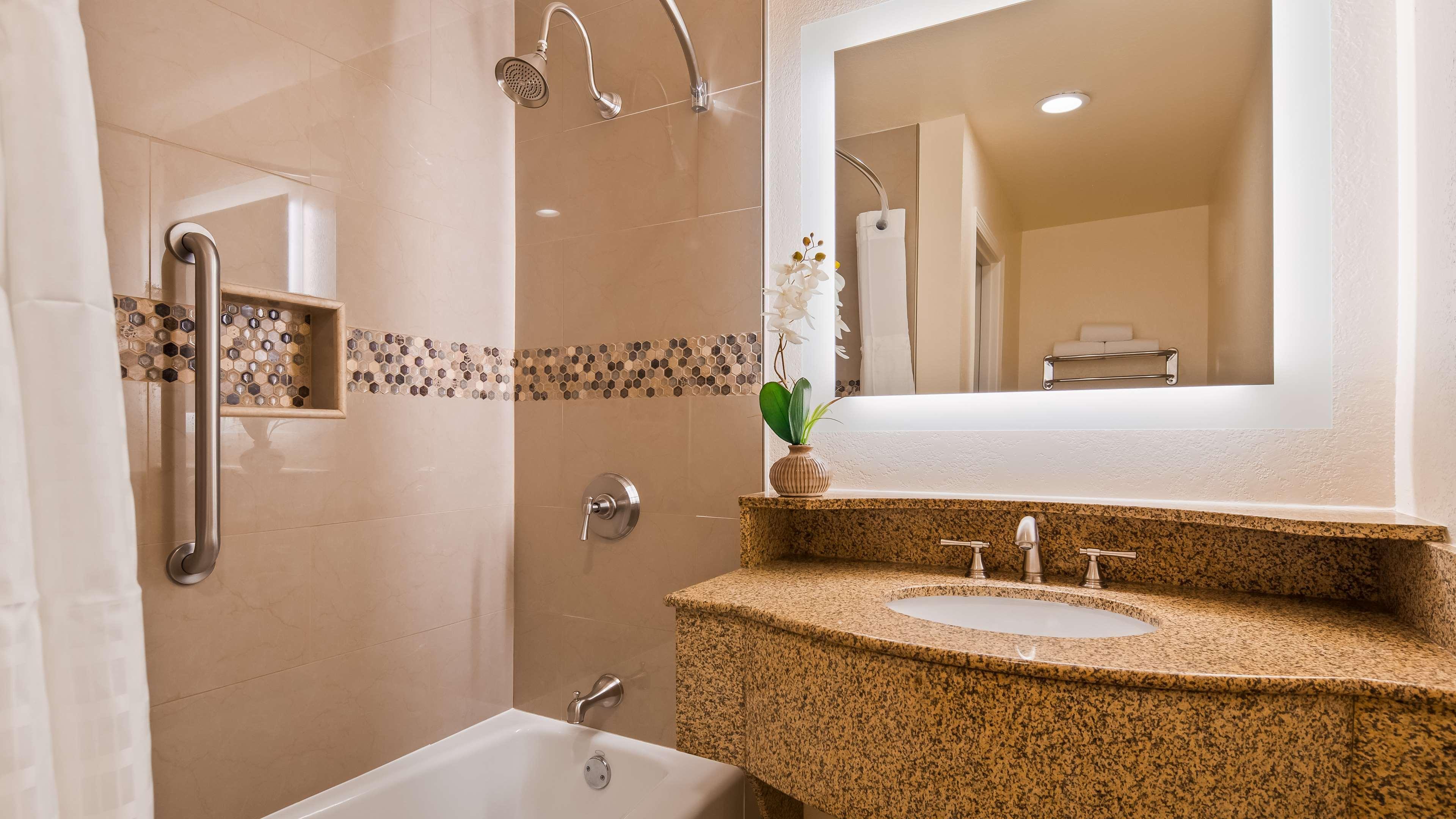 Western Airport & Convention Center 3*