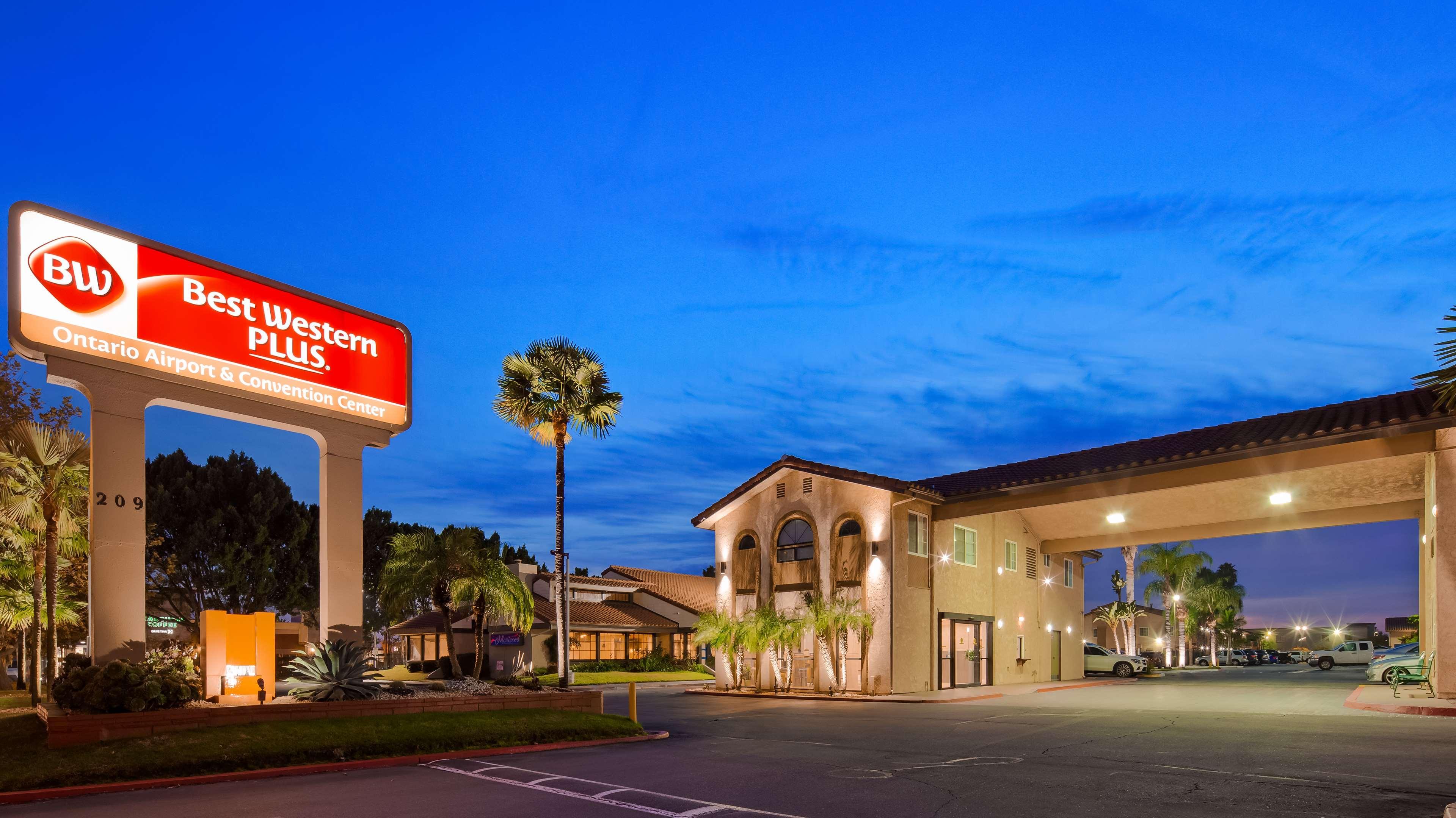 Western Airport & Convention Center 3*
