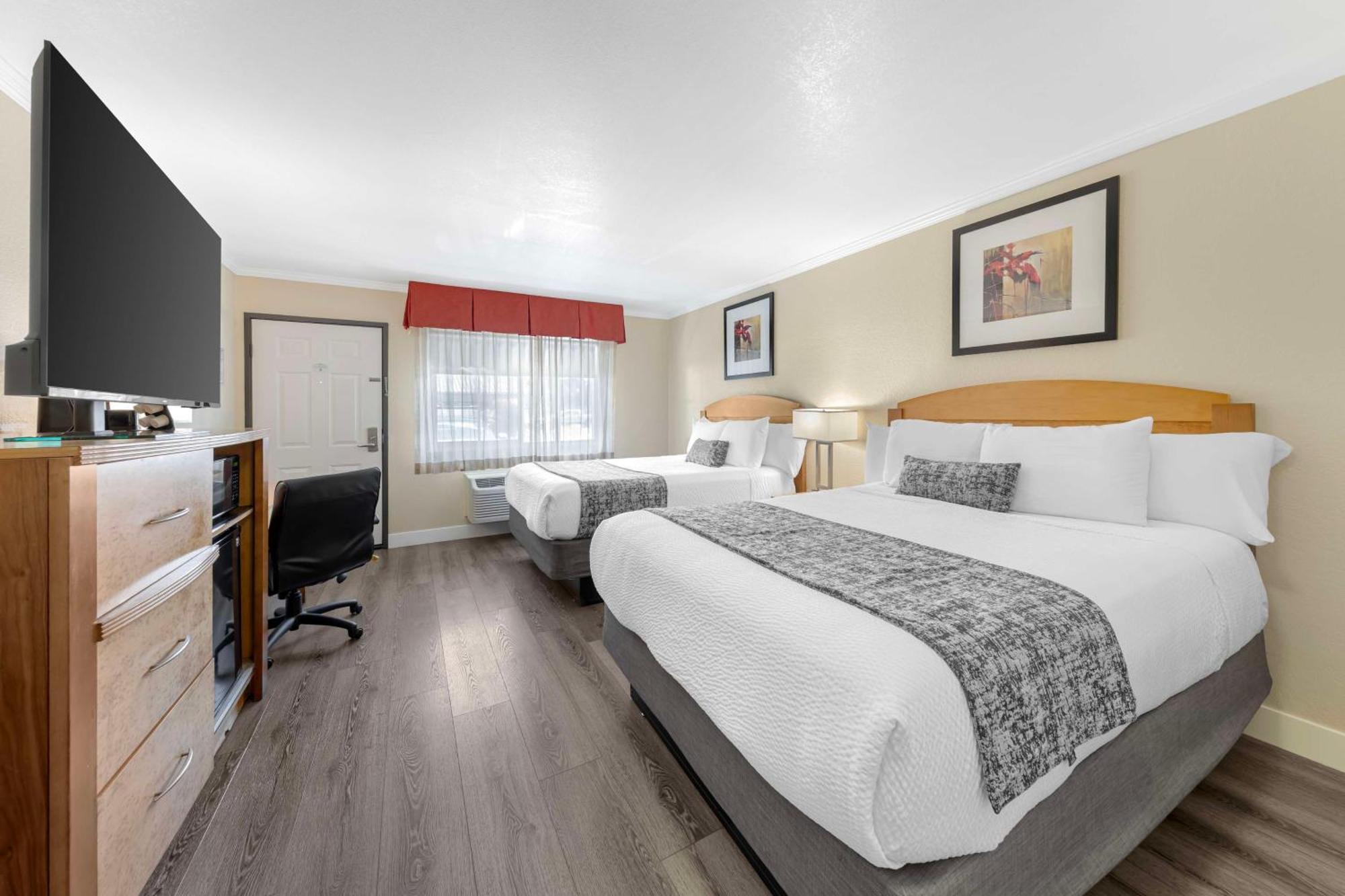 Western Airport & Convention Center 3*