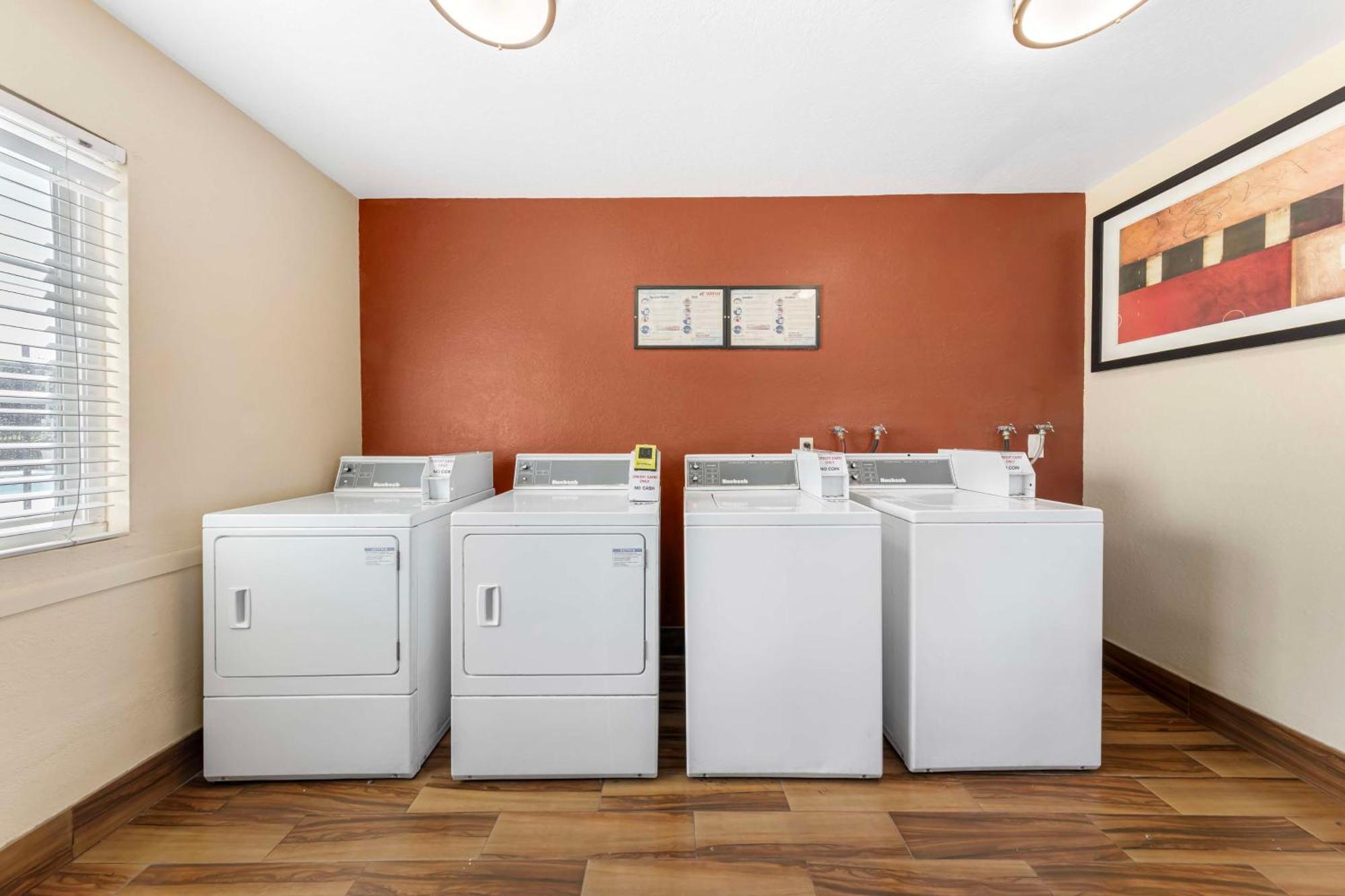 Western Airport & Convention Center 3* Ontario