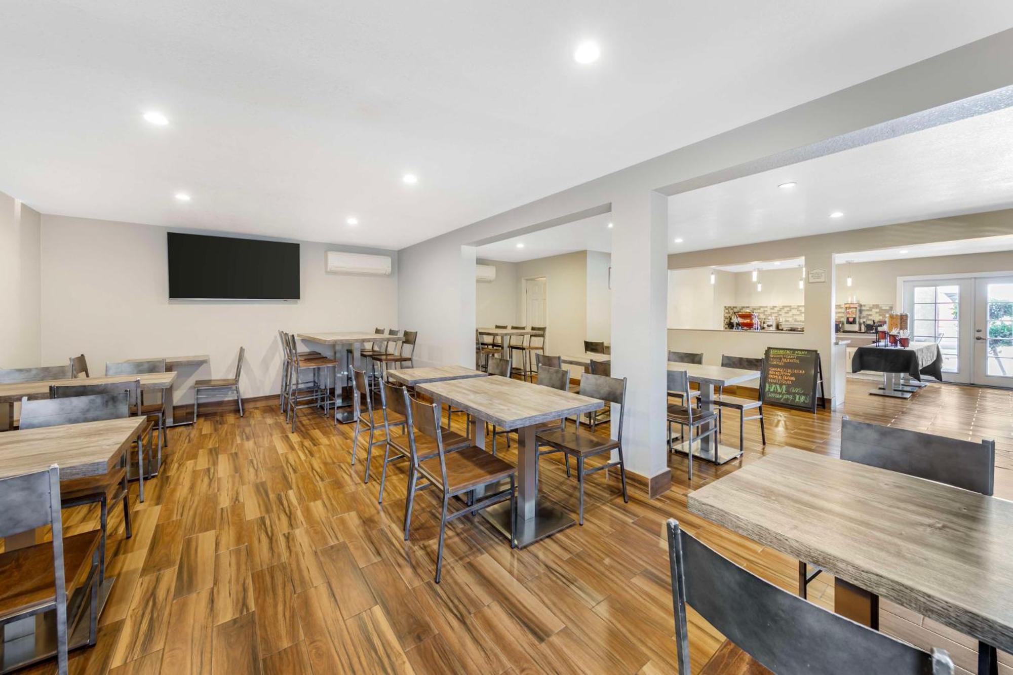 Western Airport & Convention Center 3* Ontario
