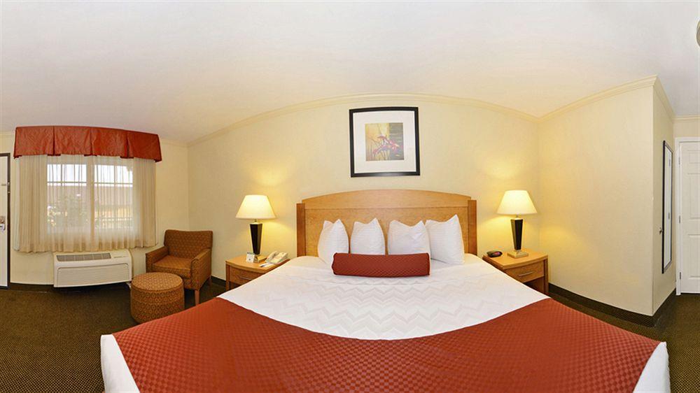 Western Airport & Convention Center Hotel 3*