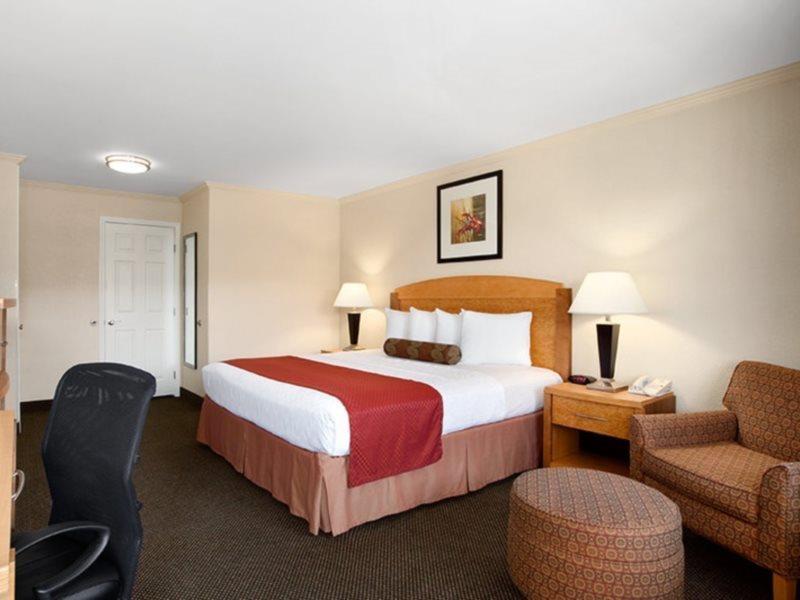 Hotel Western Airport & Convention Center 3*